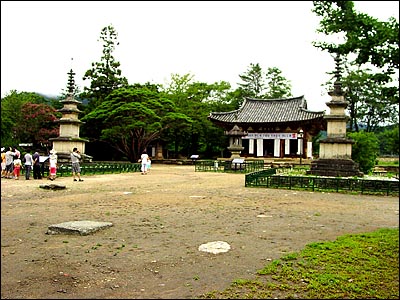 실상사 전경. 보광전을 중심으로 두 개의 3층석탑이 있는 전형적인 평지이탑식 가람배치다. 